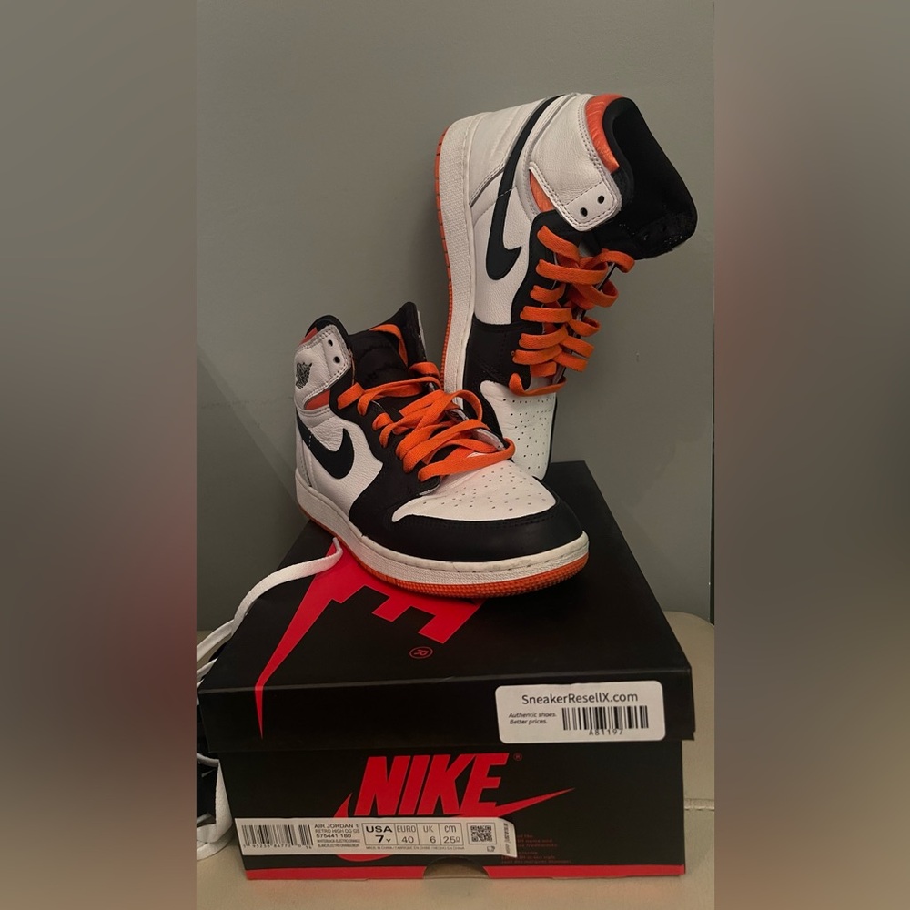 Air Jordan 1 Size 7y Retro High Electro Orange Sneakers OG w/2 Extra Laces